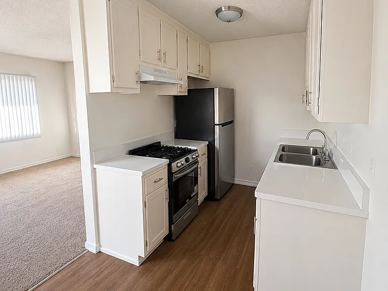14905 Lemoli Ave. — Photo 6