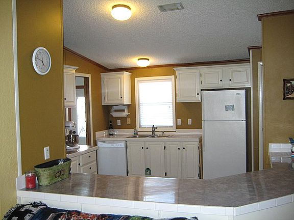 LARGE BREAKFAST BAR OPEN TO FAMILY ROOM MAKES IT GREAT FOR ENTERTAINING!