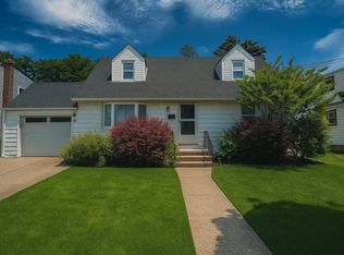 17 Burkland Ln, Hicksville, NY 11801