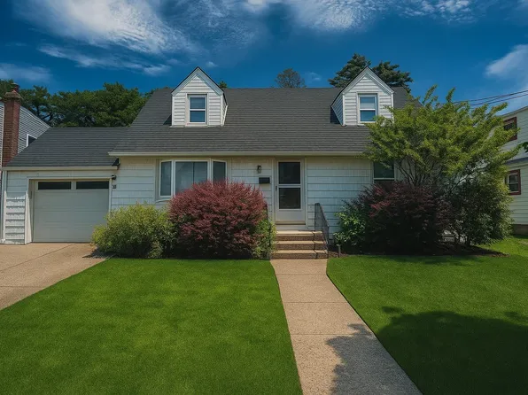 17 Burkland Lane, Hicksville, NY 11801