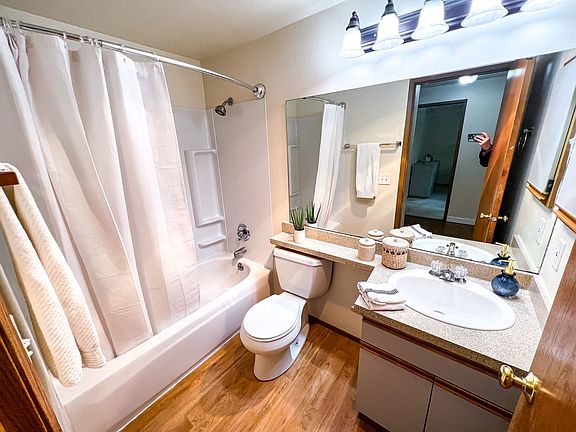 5th image of 1215 Seneca St APT 102