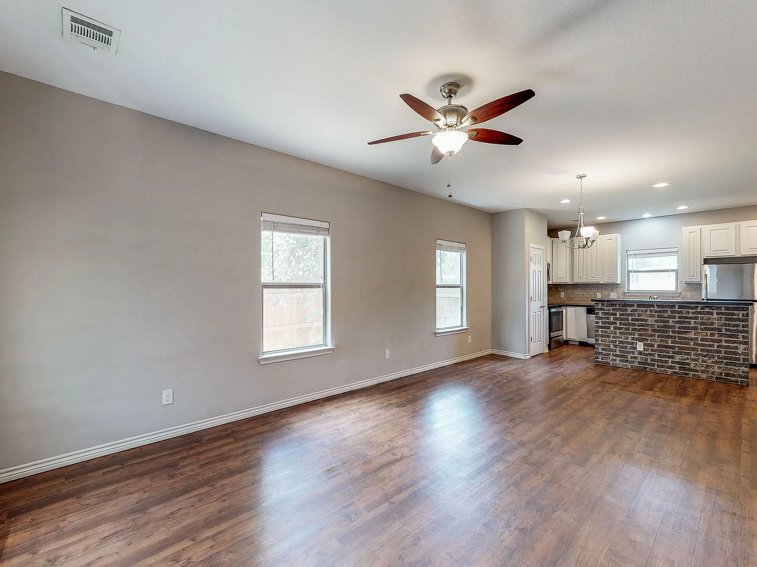 5 bed, 2000 sqft, $3,700 — Photo 2