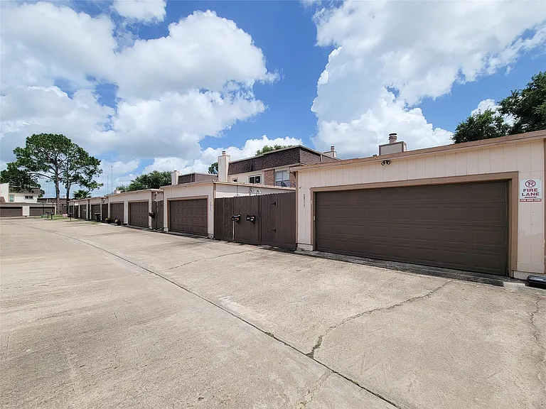 2815 Cambridge Ln — Photo 41