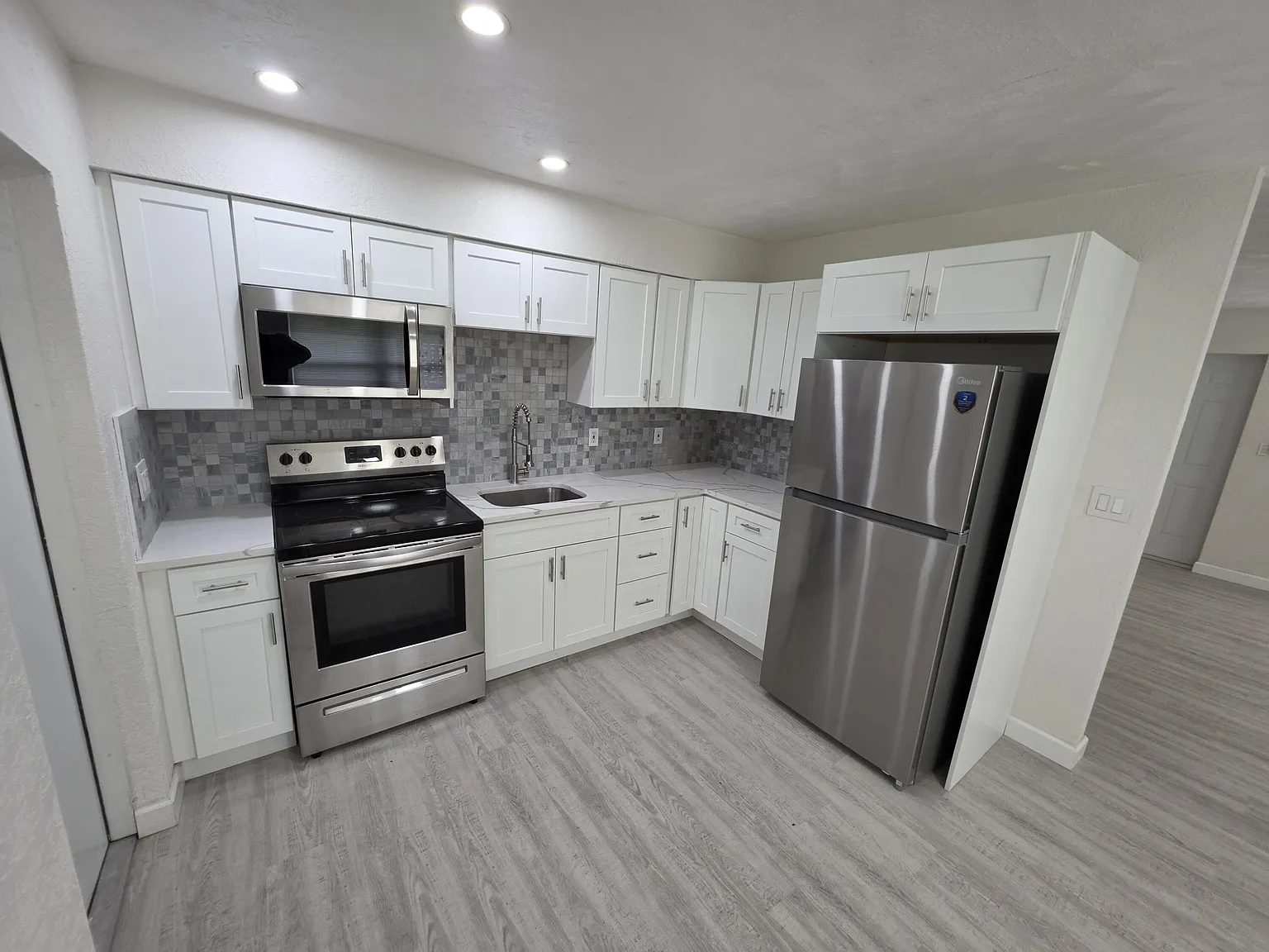 2 bed, 1.0 bath, 918 sqft, $1,950 — Photo 3