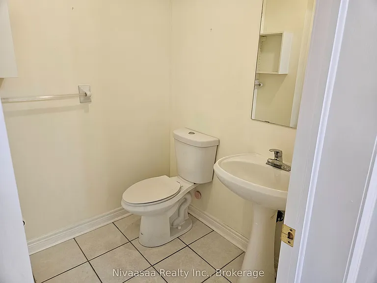 926 Ledbury Cres — Photo 8