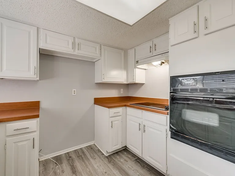 2814 Meadow Park Dr — Photo 10