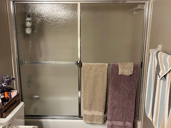 Guest Bathroom with Tub