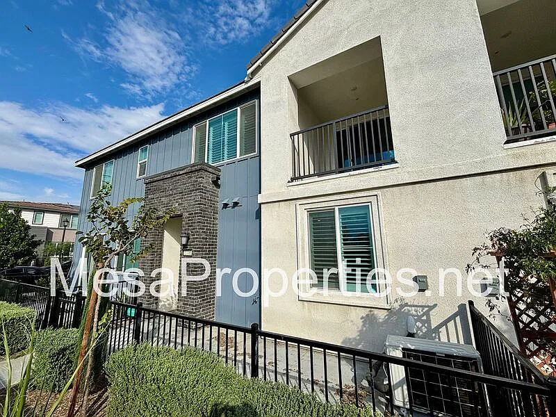 2 bed, 2.0 bath, 1388 sqft, $3,000 — Photo 2
