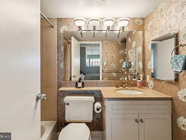 2429 Locust St #302 — Photo 30