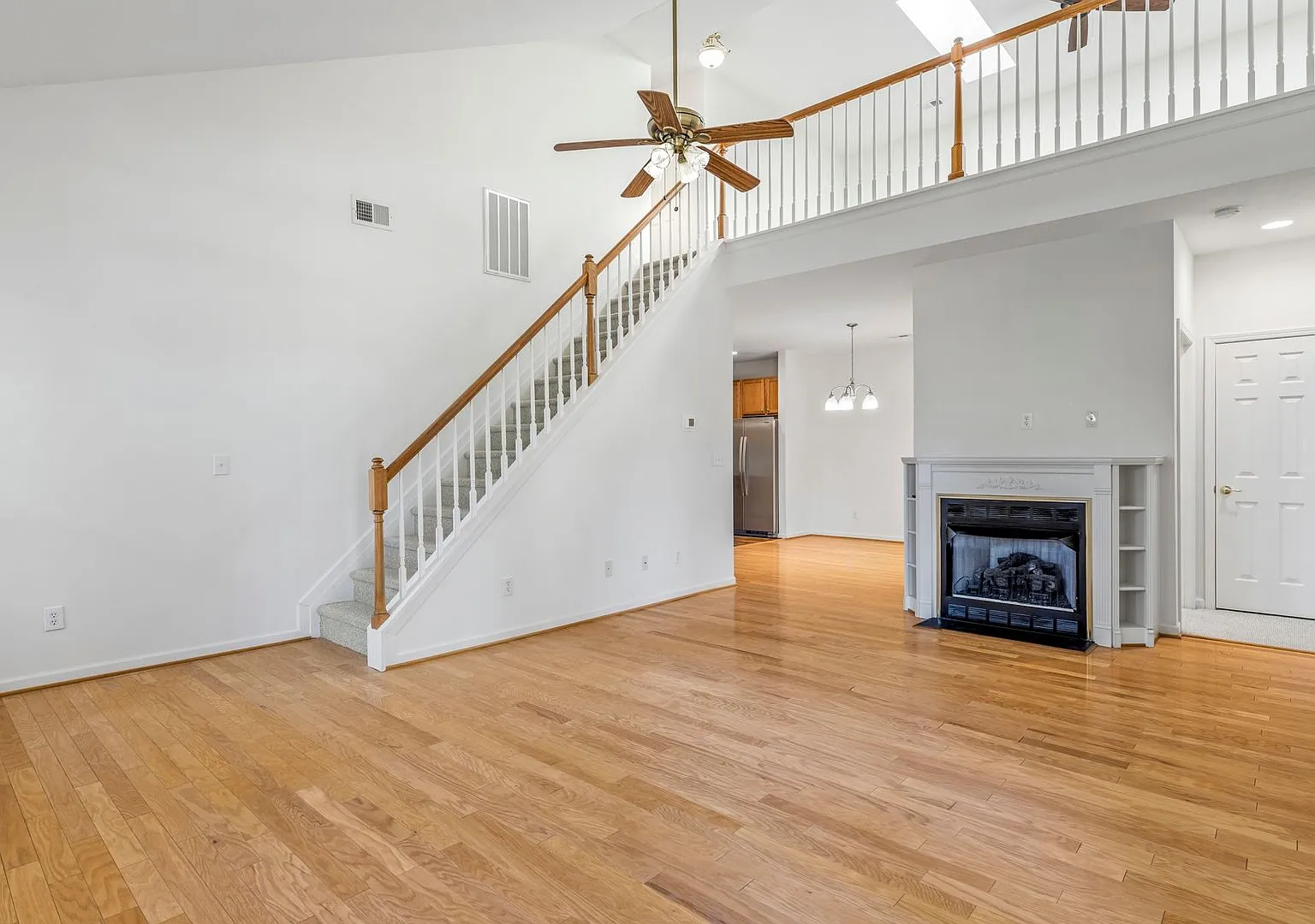 NW Brick Townhome, Granite Counter-Tops, Wood Floors, FP, Garage! — Photo 3