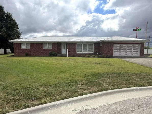 7 S Lakewood Dr, Effingham, IL 62401