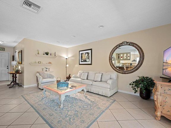 3rd image of 1419 Riverside Cir