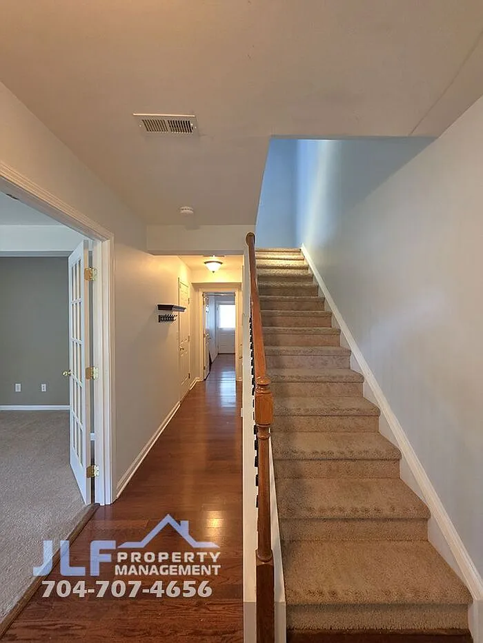 3 bed, 2.5 bath, 1868 sqft, $2,095 — Photo 2