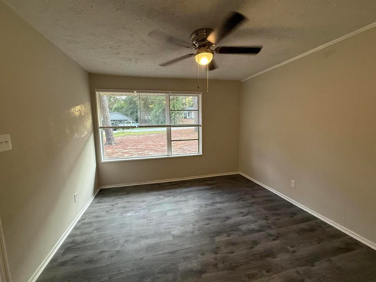 3 bed, 1.0 bath, 988 sqft, $1,250 — Photo 3