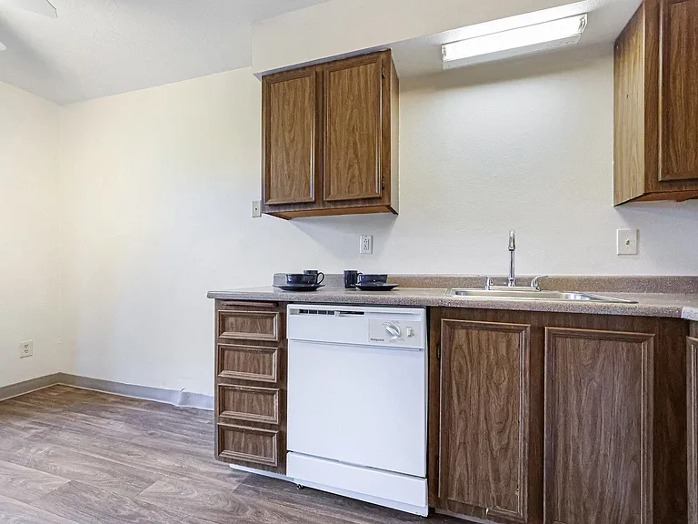 Applegate Apartments — Photo 14