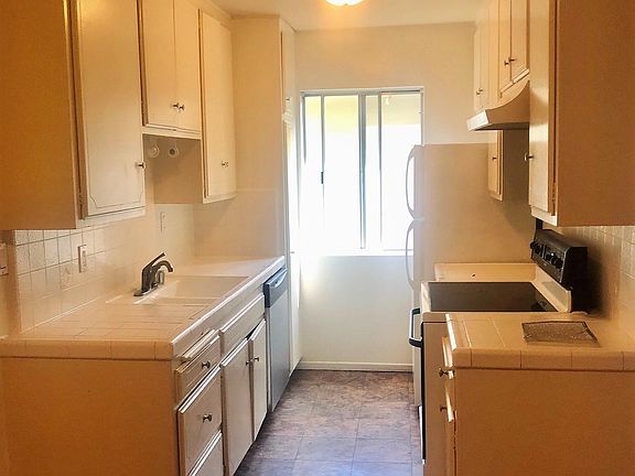 4th image of 1707 Brockton Ave #10