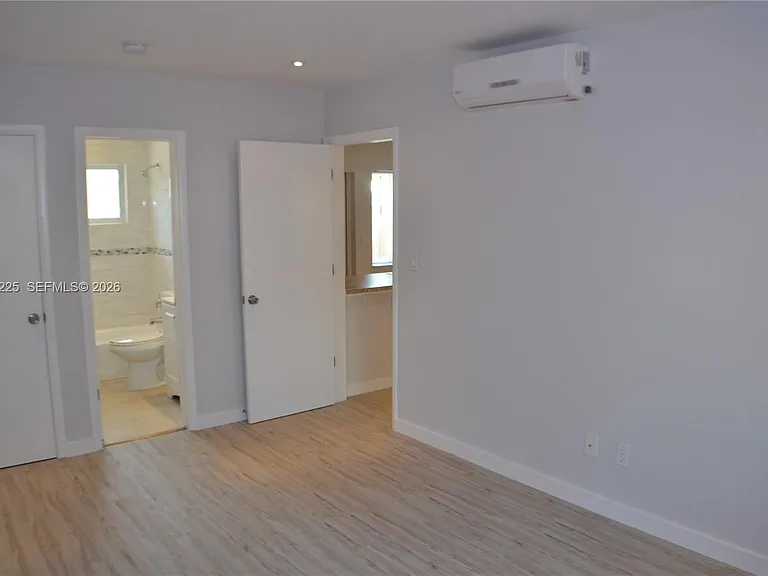 718 SE 13th St #4 — Photo 8