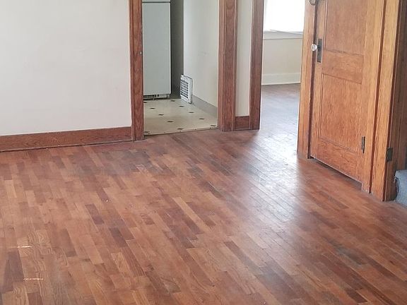 4th image of 129 NW Knox Ave
