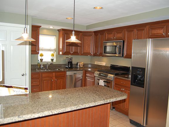 4th image of 915 Dwyer Ave