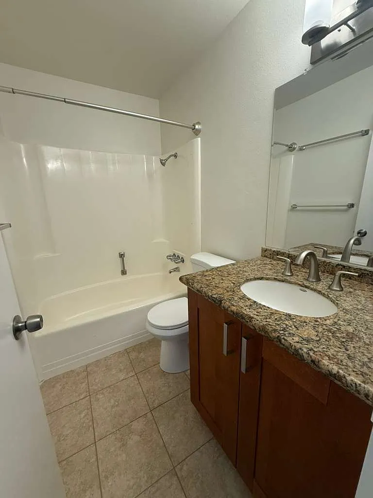 2 bed, 756 sqft, $2,590 — Photo 3