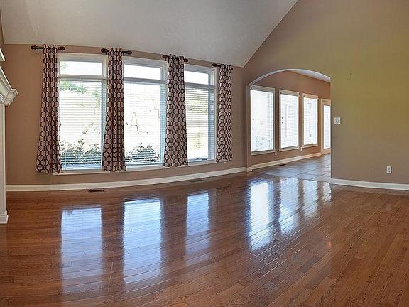 3rd image of 747 Willow Pointe South Dr
