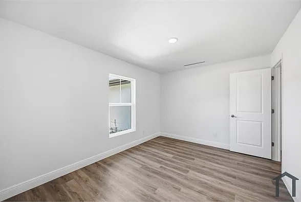 5 bed, 1900 sqft, $3,200 — Photo 2
