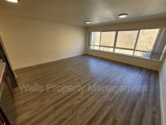 5th image of 1819 NW Central Pl #2-301