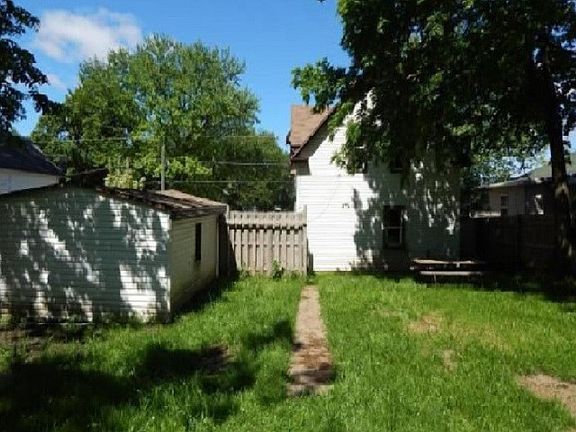 3rd image of 814 Dubuque St