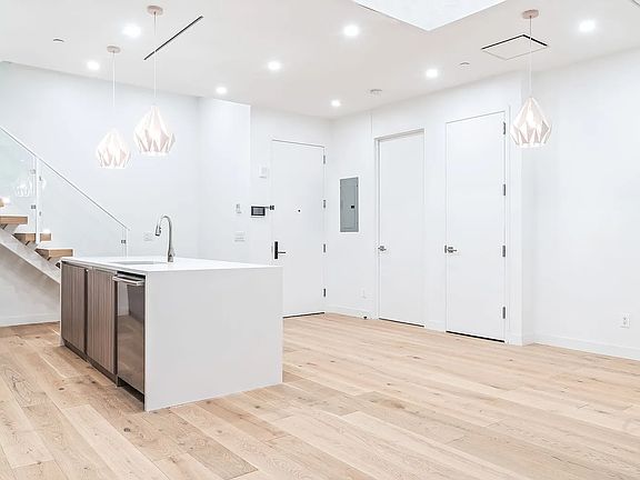 4th image of 249 East Dr #50-1