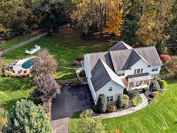 3rd image of 17 Pennswick Dr