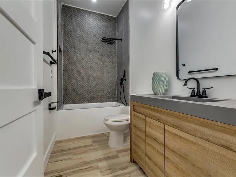 693 Ira St SW — Photo 5