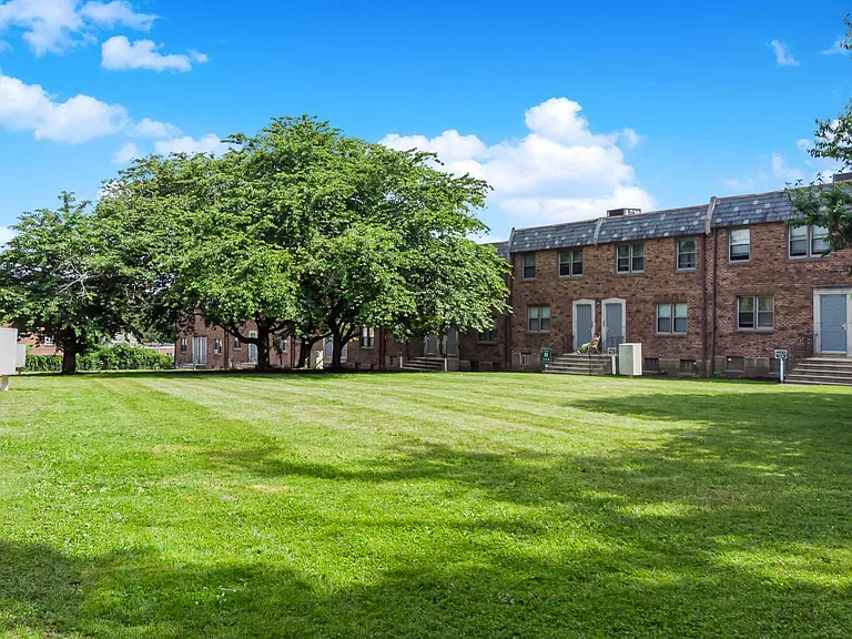Willow Court Apartments — Photo 7