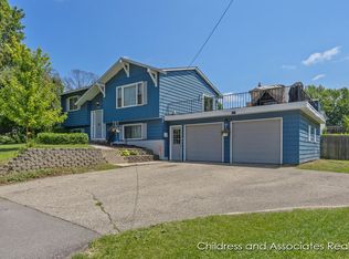5438 Pine Island Dr NE, Comstock Park, MI 49321