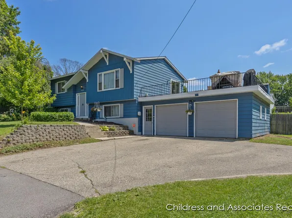 5438 Pine Island Dr NE, Comstock Park, MI 49321