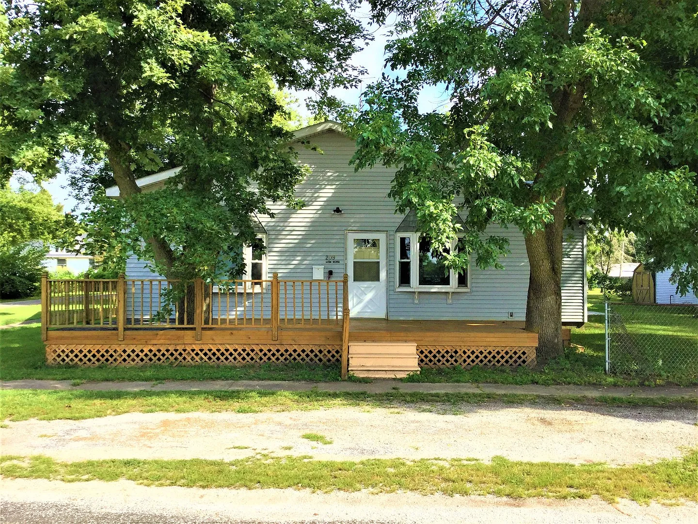 209 W Logan St photo 1