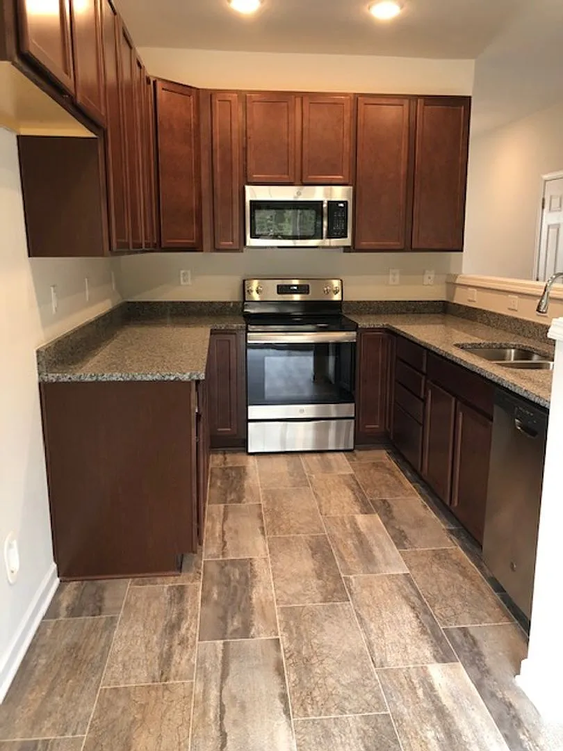 Coming Soon! Beautiful 3br 2.5ba Townhouse W/ In-Unit Laundry Garage Parking Stainless Kitchen In... — Photo 4
