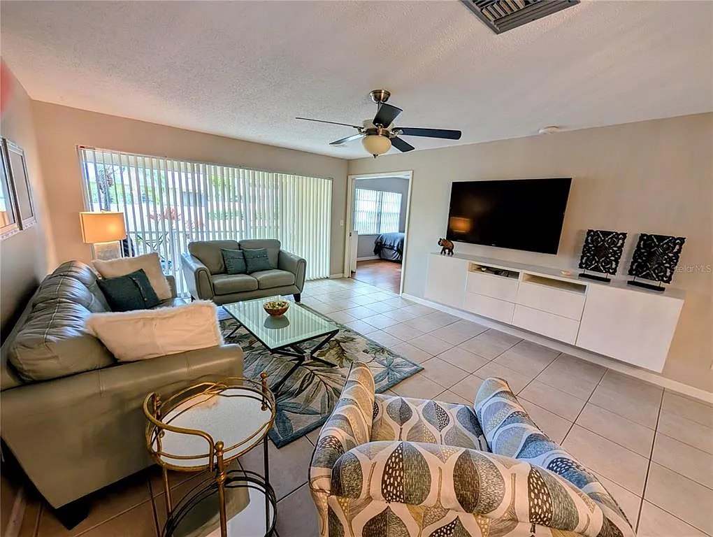 2 bed, 2.0 bath, 1118 sqft, $4,300 — Photo 4