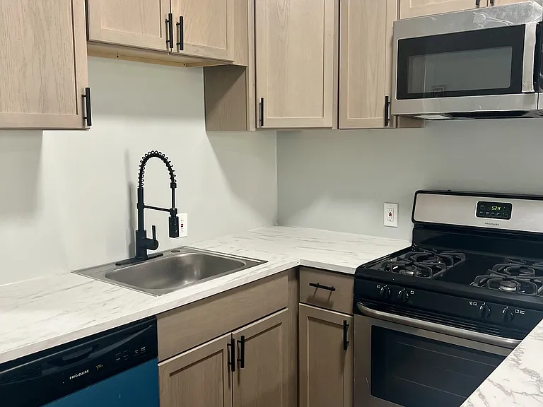 440 N Luzerne Ave — Photo 8
