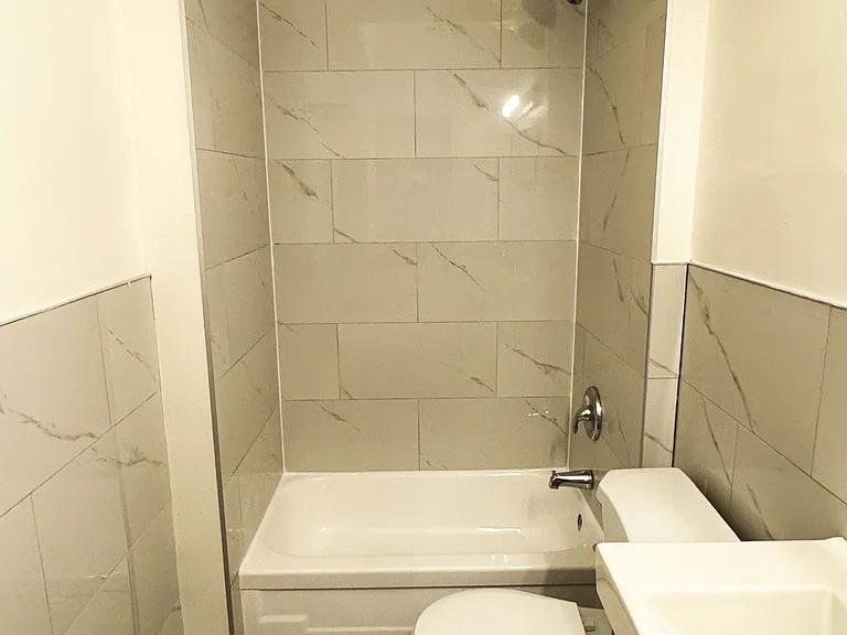 383 Lansdowne Ave #MAIN FLOOR — Photo 16