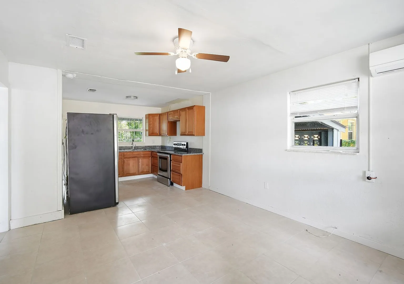 Newly Renovated 2BR Single-Family Home in Tampa No HOA & Pet Friendly** — Photo 4