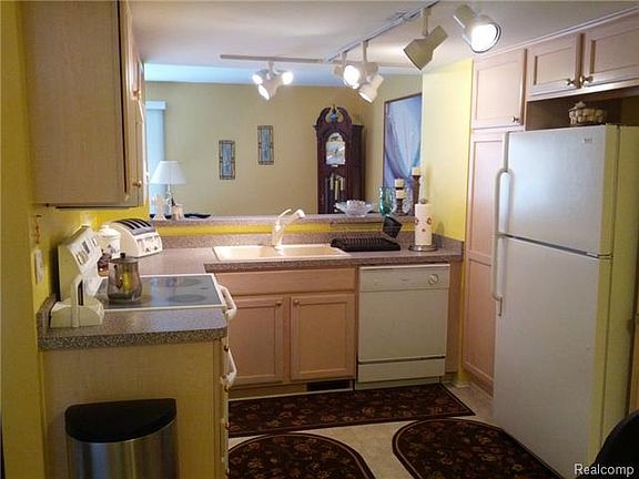 3rd image of 5605 Drake Hollow Dr W