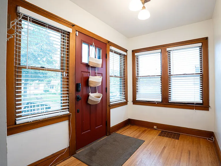 4142 Sheridan Ave N — Photo 3