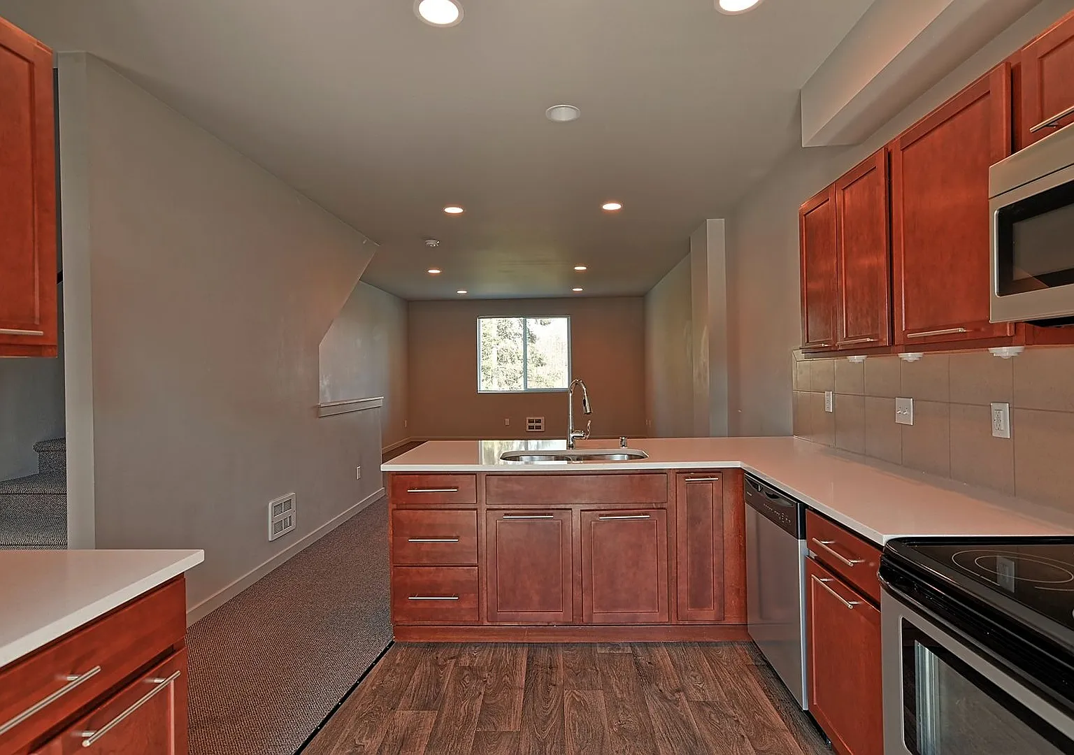 Luxury 3 Bedroom Townhome - Avail Now! — Photo 4