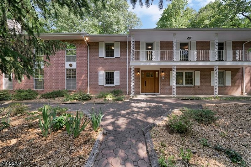 1st image of 29 Brook Dr
