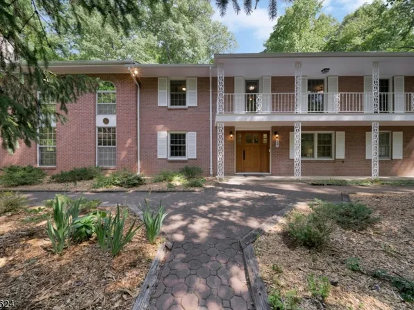 29 Brook Dr, Watchung Boro, NJ 07069