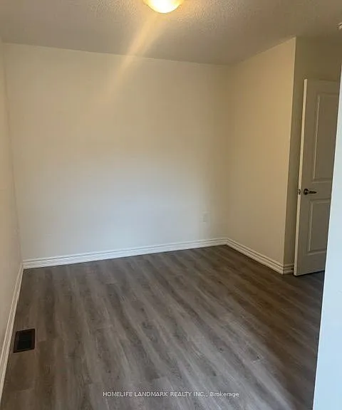 5 Thomas Frisby Jr Cres — Photo 9