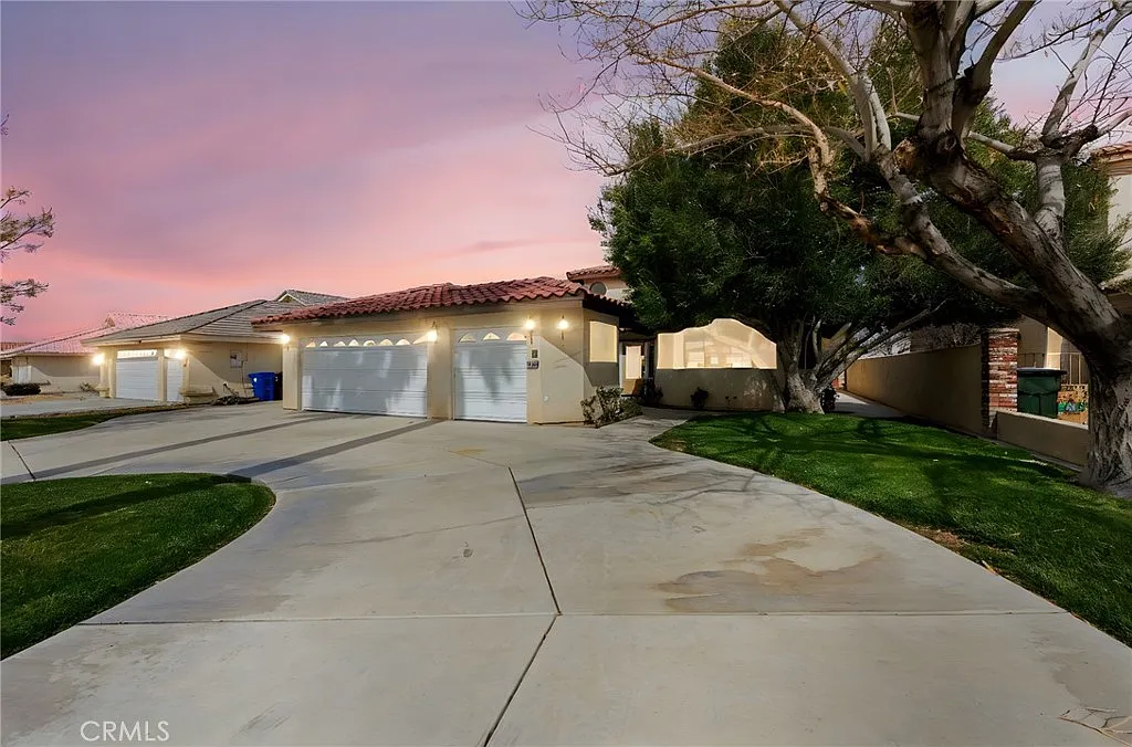 3 bed, 2815 sqft, $3,200 — Photo 2