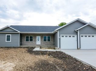 62 S Shrs, Sullivan, IL 61951