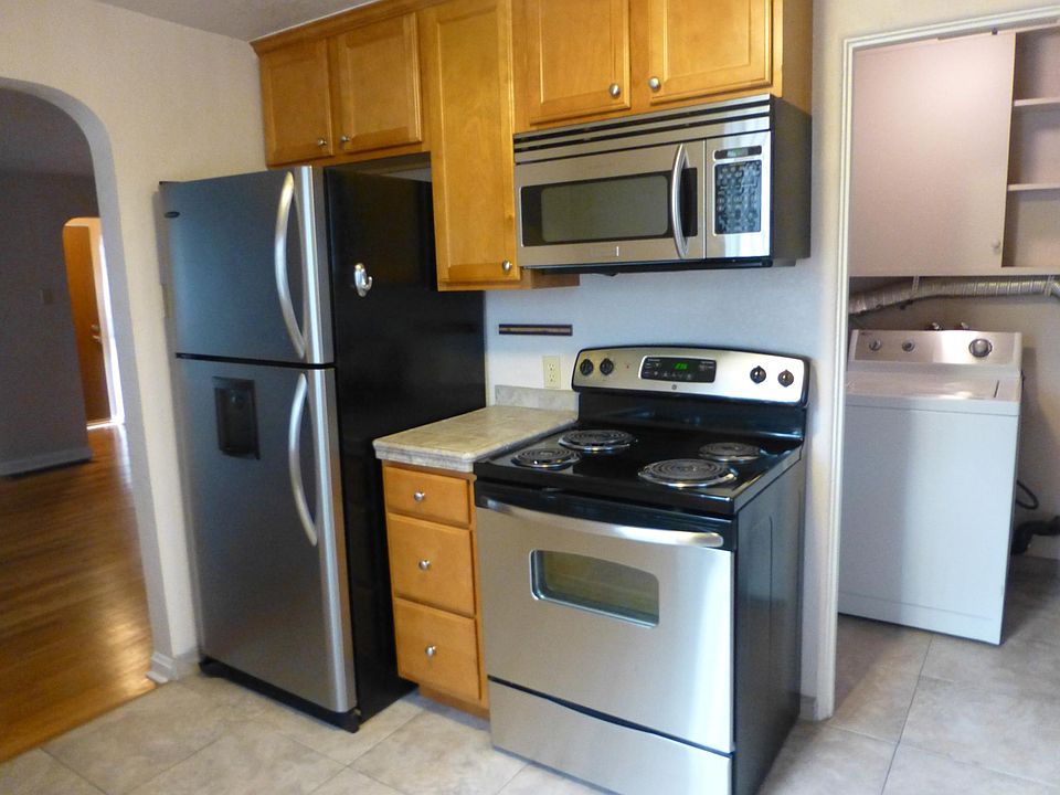 kitchen & utility room with Washer & dryer