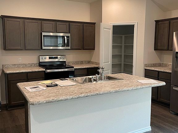 3rd image of 909 Basswood Ln